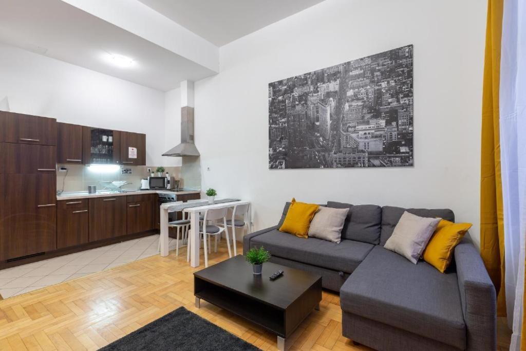 Downtown Home In The Gozsdu Garden Budapest Exterior photo